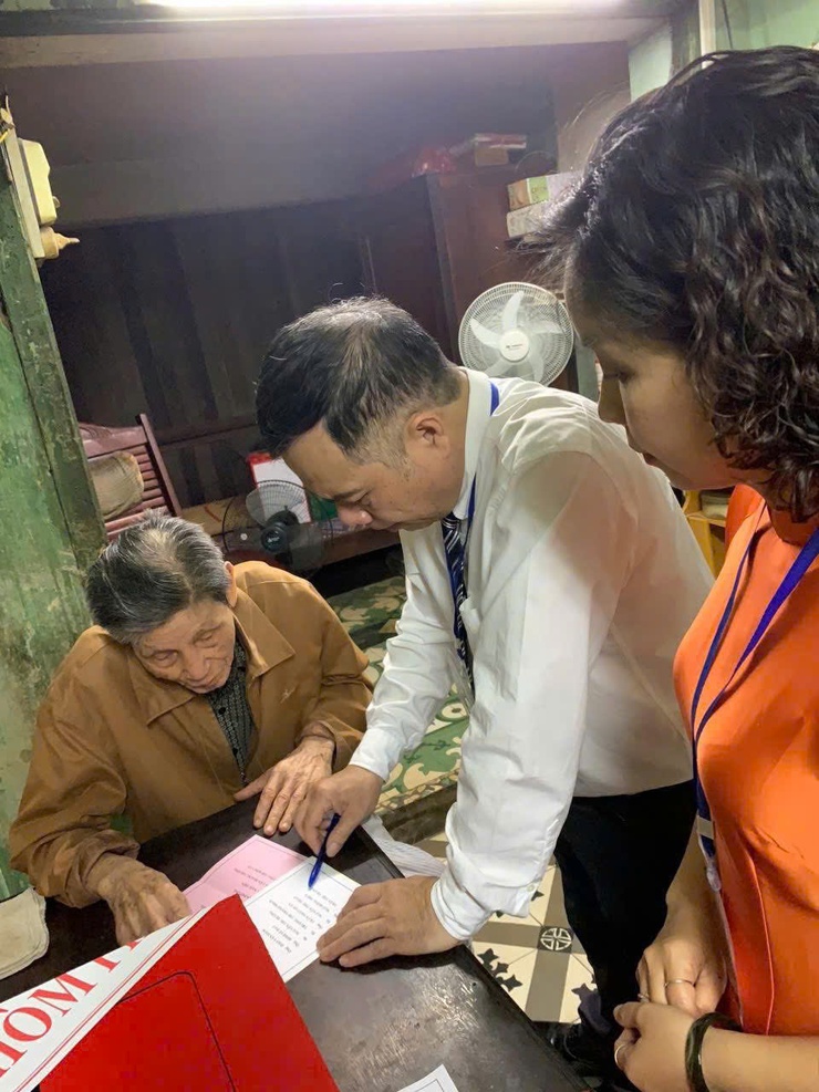 Phường Hoàn Kiếm: Đưa thùng phiếu đến tận nhà phục vụ cử tri cao tuổi, bệnh yếu- Ảnh 18.