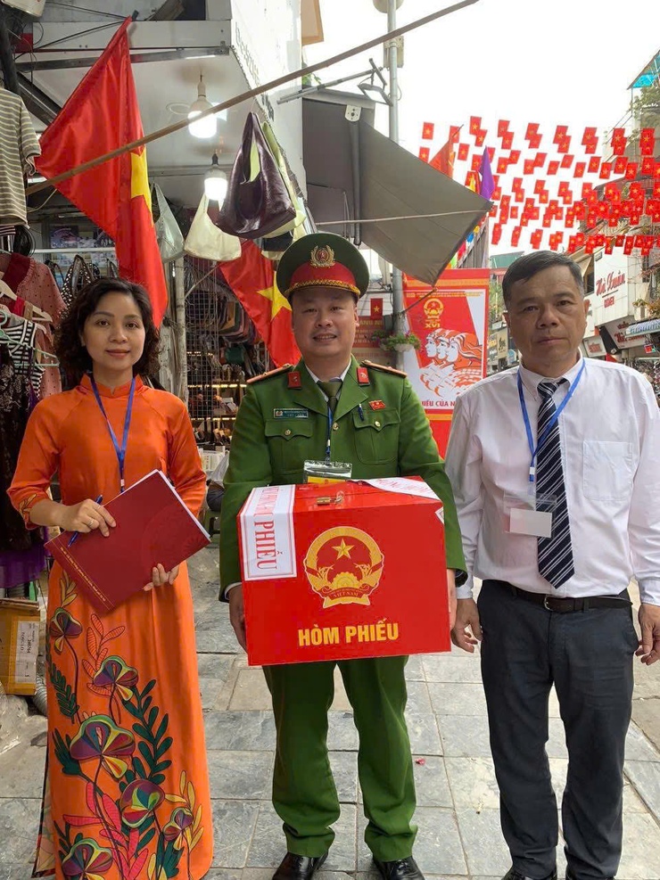 Phường Hoàn Kiếm: Đưa thùng phiếu đến tận nhà phục vụ cử tri cao tuổi, bệnh yếu- Ảnh 19.
