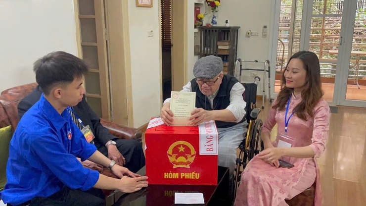 Phường Hoàn Kiếm: Đưa thùng phiếu đến tận nhà phục vụ cử tri cao tuổi, bệnh yếu- Ảnh 20.