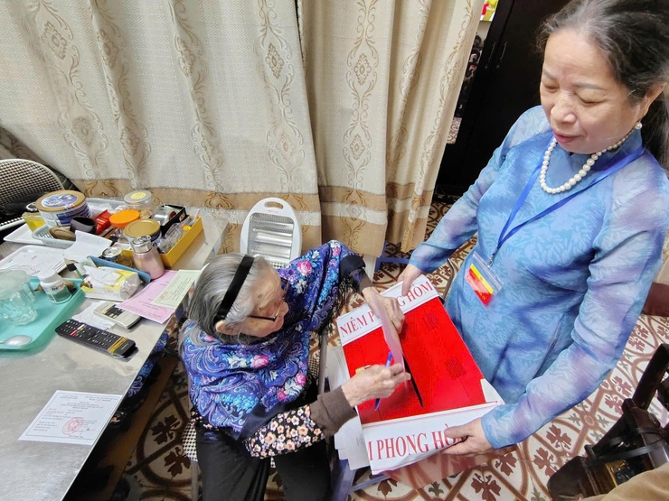 Phường Hoàn Kiếm: Đưa thùng phiếu đến tận nhà phục vụ cử tri cao tuổi, bệnh yếu- Ảnh 23.