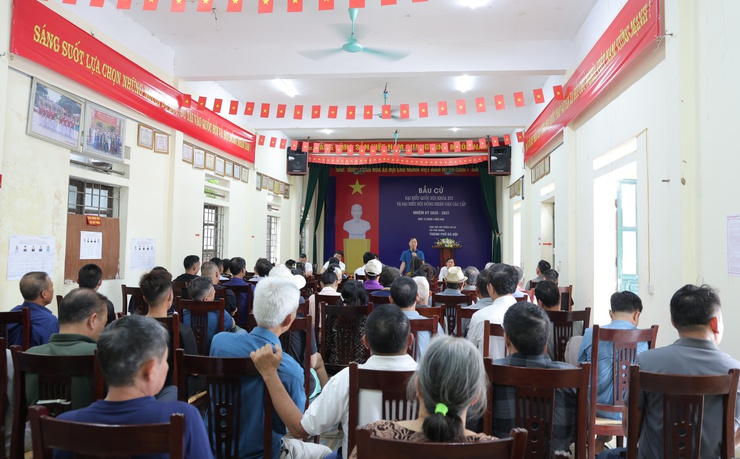 Đối thoại với các hộ gia đình, cá nhân về Dự thảo phương án Bồi thường, hỗ trợ và tái định cư trong phạm vi dự án đầu tư cải tạo, nâng cấp Quốc lộ 6 đoạn Ba La - Xuân Mai- Ảnh 1.