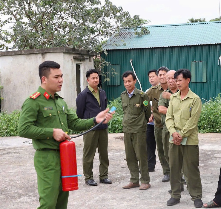 Xã Hồng Vân tập huấn công tác phòng cháy, chữa cháy cho lực lượng tham gia bảo vệ an ninh, trật tự ở cơ sở.- Ảnh 7.