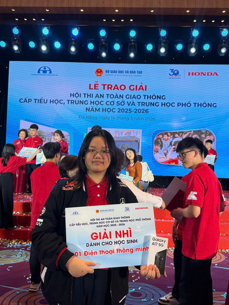 HỌC SINH TRƯỜNG THCS ĐỐNG ĐA ĐẠT GIẢI QUỐC GIA CUỘC THI AN TOÀN GIAO THÔNG- Ảnh 2.