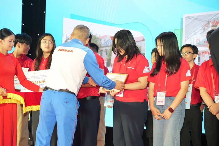 HỌC SINH TRƯỜNG THCS ĐỐNG ĐA ĐẠT GIẢI QUỐC GIA CUỘC THI AN TOÀN GIAO THÔNG- Ảnh 1.