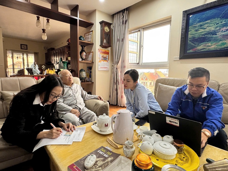 Chi nhánh số 01: Tổ hành chính công xung kích kịp thời hỗ trợ công dân cao tuổi thực hiện thủ tục hành chính tại nhà- Ảnh 1.