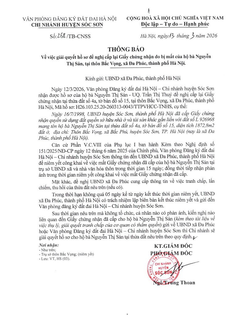 UBND xã Đa Phúc niêm yết thông báo về việc giải quyết hồ sơ đề nghị cấp lại Giấy chứng nhận do bị mất của hộ bà Nguyễn Thị Sản, tại thôn Bắc Vọng, xã Đa Phúc, thành phố Hà Nội- Ảnh 1.