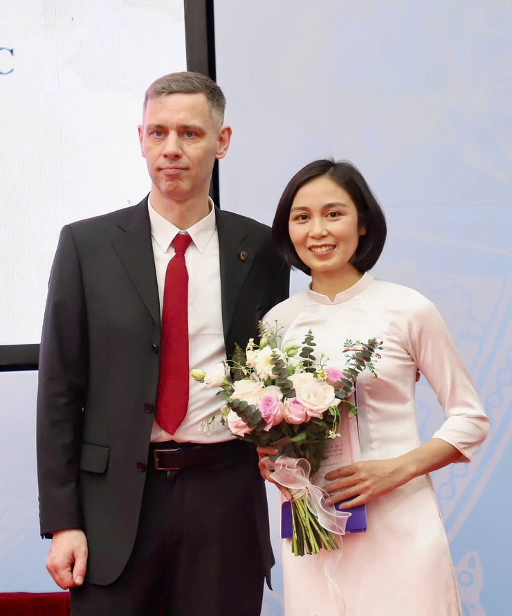 Xã Hồng Vân trao Giấy đăng ký kết hôn cho người có quốc tịch nước ngoài- Ảnh 1.