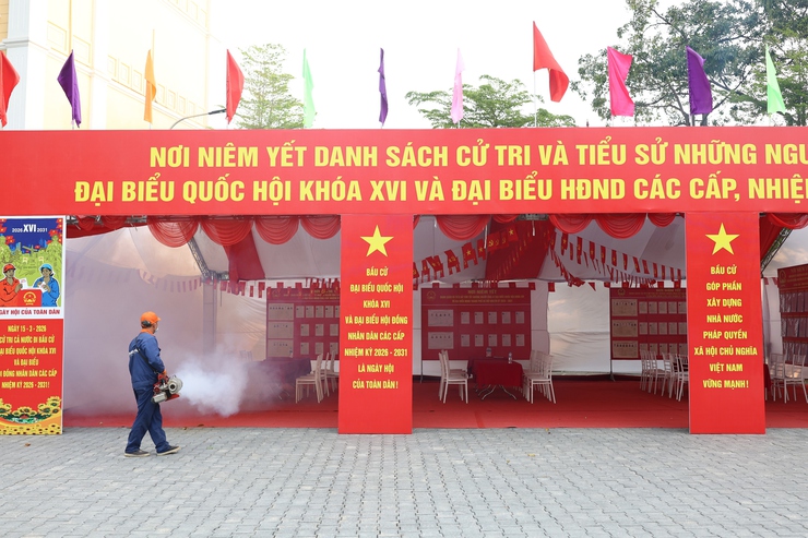 Trạm Y tế xã Thạch Thất phun khử khuẩn các điểm bầu cử, chủ động đảm bảo an toàn y tế phục vụ ngày hội toàn dân- Ảnh 3.
