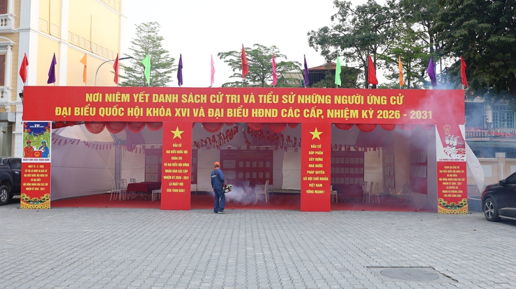 Trạm Y tế xã Thạch Thất phun khử khuẩn các điểm bầu cử, chủ động đảm bảo an toàn y tế phục vụ ngày hội toàn dân- Ảnh 2.