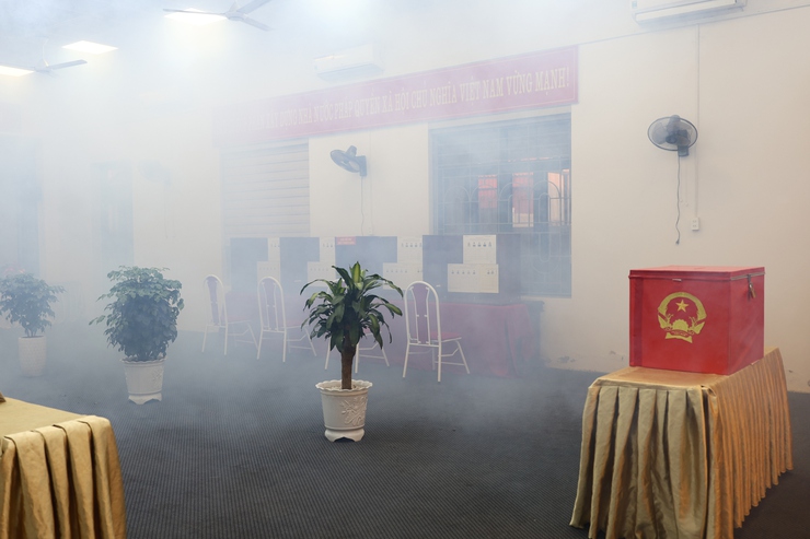 Trạm Y tế xã Thạch Thất phun khử khuẩn các điểm bầu cử, chủ động đảm bảo an toàn y tế phục vụ ngày hội toàn dân- Ảnh 6.