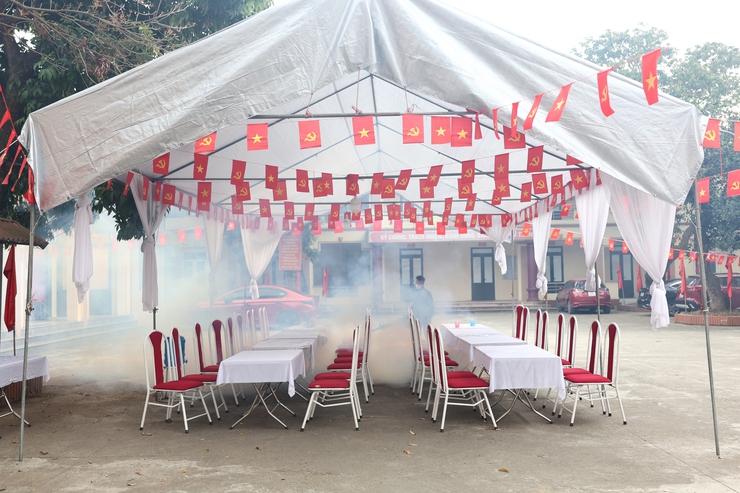 Trạm Y tế xã Thạch Thất phun khử khuẩn các điểm bầu cử, chủ động đảm bảo an toàn y tế phục vụ ngày hội toàn dân- Ảnh 4.