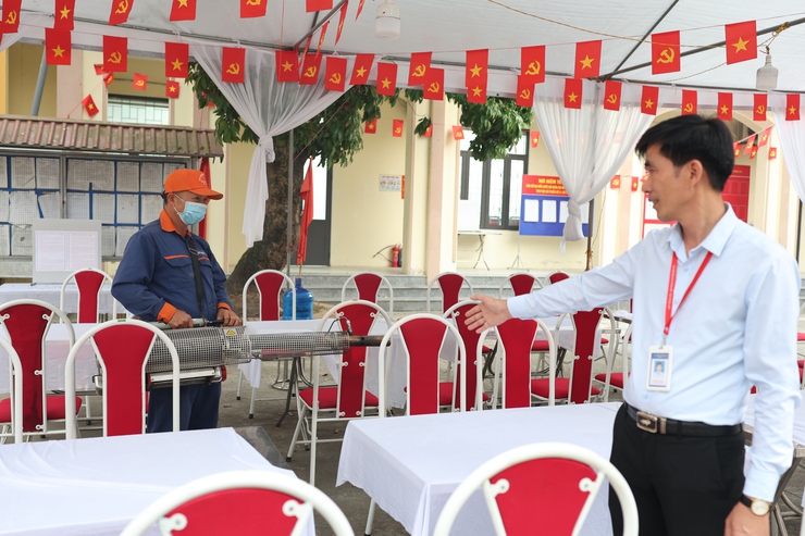 Trạm Y tế xã Thạch Thất phun khử khuẩn các điểm bầu cử, chủ động đảm bảo an toàn y tế phục vụ ngày hội toàn dân- Ảnh 1.