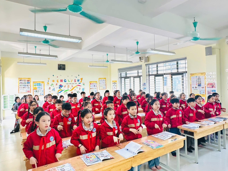 Hà Nội triển khai sử dụng sách giáo khoa thống nhất toàn quốc bắt đầu từ năm học 2026-2027- Ảnh 1.