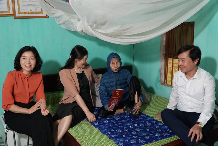 CÁC ĐỒNG CHÍ LÃNH ĐẠO XÃ THĂM HỎI ĐỘNG VIÊN ĐỐI VỚI ĐẢNG VIÊN CAO TUỔI LƯƠNG THỊ CHIÊM- Ảnh 1.