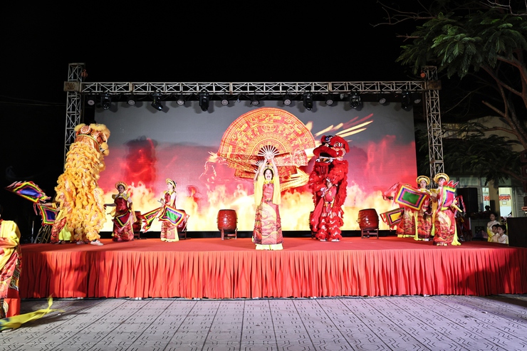 SÔI NỔI CHƯƠNG TRÌNH VĂN NGHỆ CHÀO MỪNG THÀNH CÔNG NGÀY HỘI NON SÔNG XÃ HOÀ XÁ- Ảnh 5.