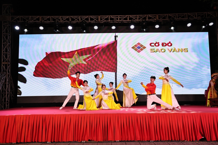 SÔI NỔI CHƯƠNG TRÌNH VĂN NGHỆ CHÀO MỪNG THÀNH CÔNG NGÀY HỘI NON SÔNG XÃ HOÀ XÁ- Ảnh 6.