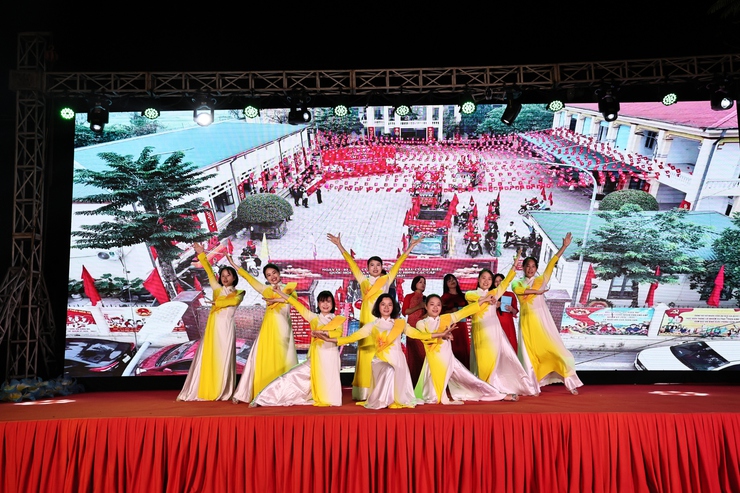 SÔI NỔI CHƯƠNG TRÌNH VĂN NGHỆ CHÀO MỪNG THÀNH CÔNG NGÀY HỘI NON SÔNG XÃ HOÀ XÁ- Ảnh 8.