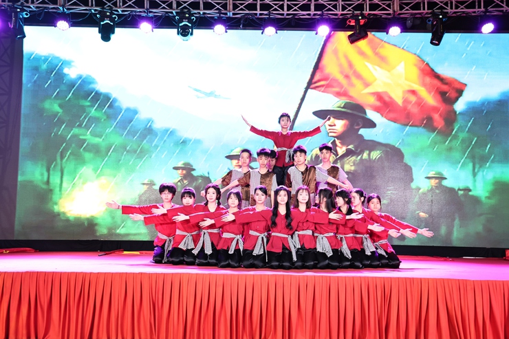 SÔI NỔI CHƯƠNG TRÌNH VĂN NGHỆ CHÀO MỪNG THÀNH CÔNG NGÀY HỘI NON SÔNG XÃ HOÀ XÁ- Ảnh 1.