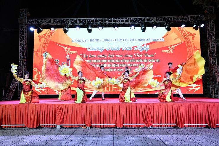 SÔI NỔI CHƯƠNG TRÌNH VĂN NGHỆ CHÀO MỪNG THÀNH CÔNG NGÀY HỘI NON SÔNG XÃ HOÀ XÁ- Ảnh 7.