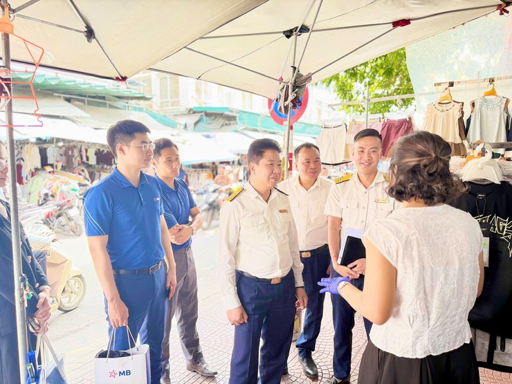 Hội nghị triển khai tháng cao điểm hỗ trợ hộ kinh doanh tuân thủ pháp luật thuế tại xã Phù Đổng- Ảnh 3.