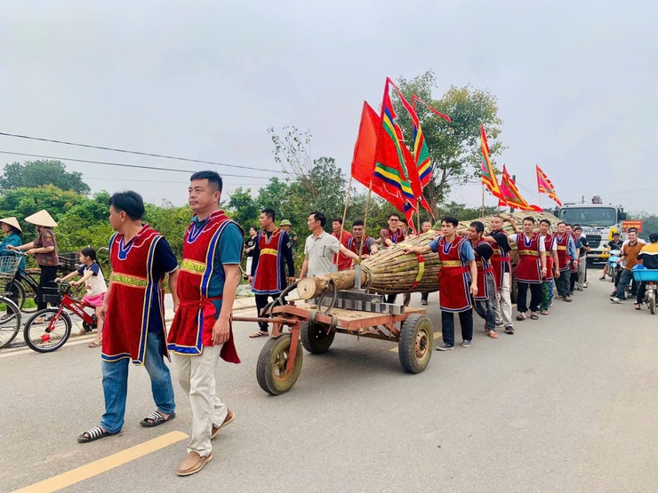 Tổ dân phố 1  và 6 Trung Sơn Trầm - phường Tùng Thiện tổ chức rước và trồng cây Đình liệu theo phong tục truyền thống tại hội đình làng Tường Phiêu

- Ảnh 1.
