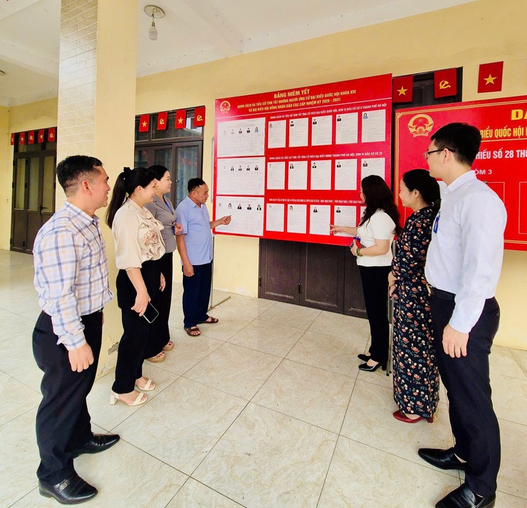 Đoàn công tác số 8 kiểm tra công tác chuẩn bị bầu cử tại Đơn vị bầu cử số 8: Rà soát kỹ lưỡng, sẵn sàng cho ngày hội lớn- Ảnh 2.