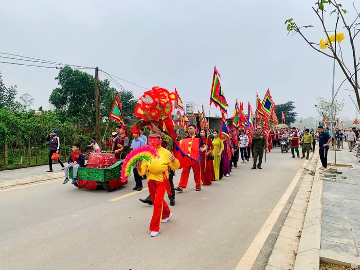 Tổ dân phố 1  và 6 Trung Sơn Trầm - phường Tùng Thiện tổ chức rước và trồng cây Đình liệu theo phong tục truyền thống tại hội đình làng Tường Phiêu

- Ảnh 2.