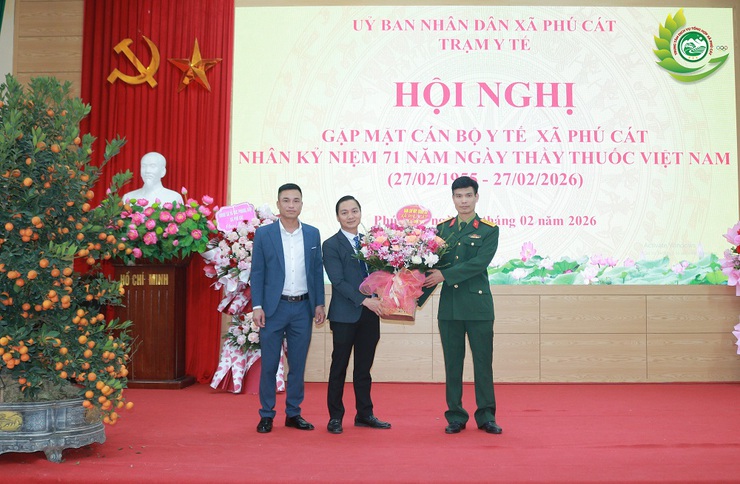 Phú Cát gặp mặt, chúc mừng cán bộ y tế nhân kỷ niệm 71 năm ngày thầy thuốc Việt Nam (27/02/1955 – 27/02/2026)- Ảnh 5.