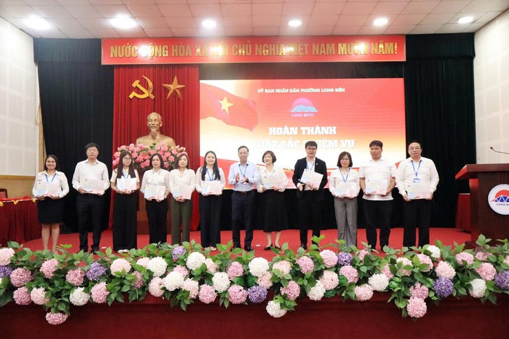 Phường Long Biên khởi đầu tháng mới với tinh thần kỷ cương, trách nhiệm- Ảnh 3.