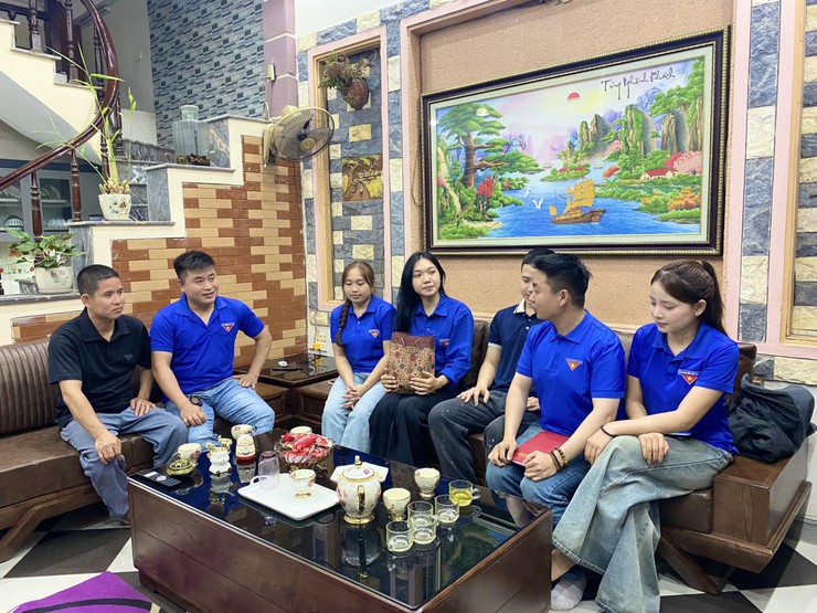 Chi đoàn thôn Phú Đức đã tổ chức chương trình gặp mặt, thăm hỏi, động viên và tặng quà các thanh niên ưu tú- Ảnh 3.