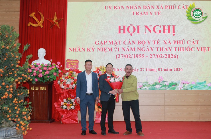 Phú Cát gặp mặt, chúc mừng cán bộ y tế nhân kỷ niệm 71 năm ngày thầy thuốc Việt Nam (27/02/1955 – 27/02/2026)- Ảnh 9.