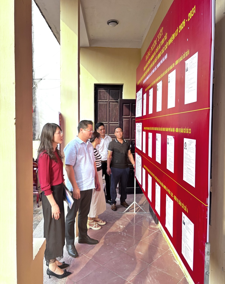 Chủ tịch UBND xã Lê Văn Thu kiểm tra công tác bầu cử tại các đơn vị bầu cử trên địa bàn xã- Ảnh 1.