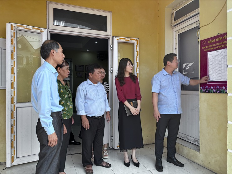 Chủ tịch UBND xã Lê Văn Thu kiểm tra công tác bầu cử tại các đơn vị bầu cử trên địa bàn xã- Ảnh 4.