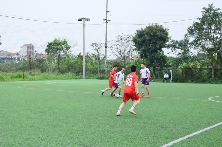 Cụm ảnh: Những trận bóng đá đầy kịch tính Giải bóng đá mừng Đảng, mừng Xuân xã Quảng Bị năm 2026- Ảnh 4.