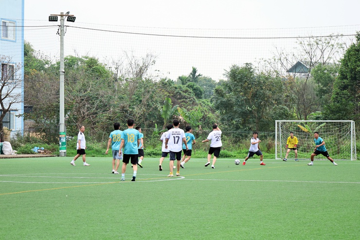 Cụm ảnh: Những trận bóng đá đầy kịch tính Giải bóng đá mừng Đảng, mừng Xuân xã Quảng Bị năm 2026- Ảnh 5.