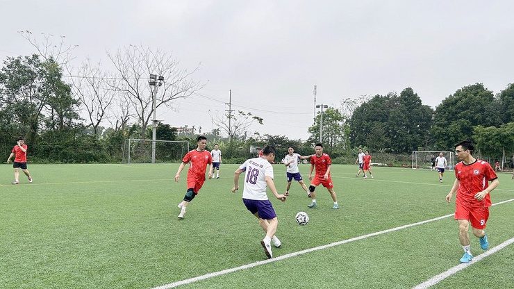 Cụm ảnh: Những trận bóng đá đầy kịch tính Giải bóng đá mừng Đảng, mừng Xuân xã Quảng Bị năm 2026- Ảnh 7.