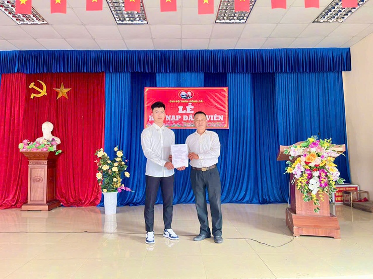 Chi bộ thôn Đồng Cả tổ chức Lễ kết nạp Đảng viên là thanh niên sẵn sàng nhập ngũ năm 2026- Ảnh 1.