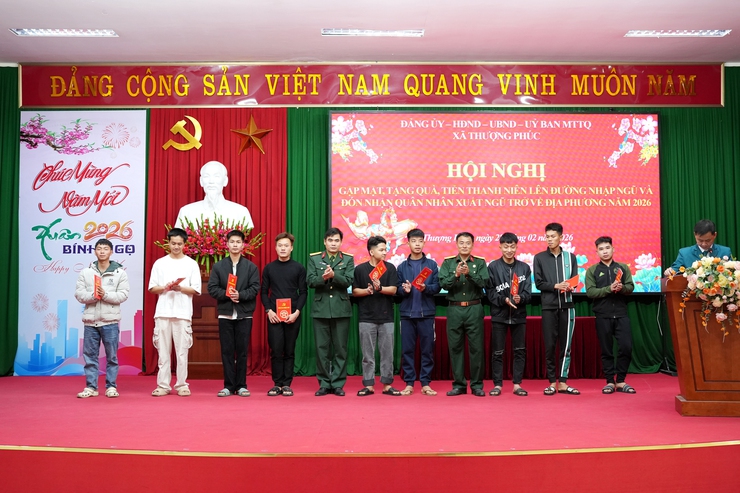 Xã Thượng Phúc tổ chức gặp mặt, tặng quà thanh niên lên đường nhập ngũ và đón nhận quân nhân xuất ngũ năm 2026- Ảnh 6.