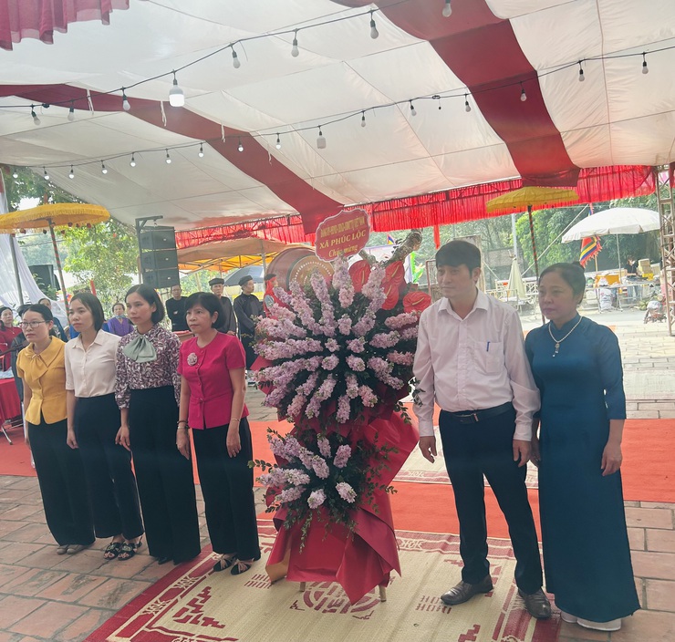 Đồng chí Phó Bí thư Thường trực Đảng uỷ xã Lê Thị Toan dâng hương tại lễ khai hội đình Nghĩa Lộ- Ảnh 1.