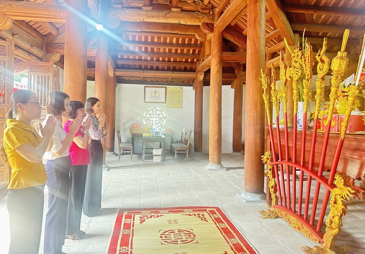 Đồng chí Phó Bí thư Thường trực Đảng uỷ xã Lê Thị Toan dâng hương tại lễ khai hội đình Nghĩa Lộ- Ảnh 2.