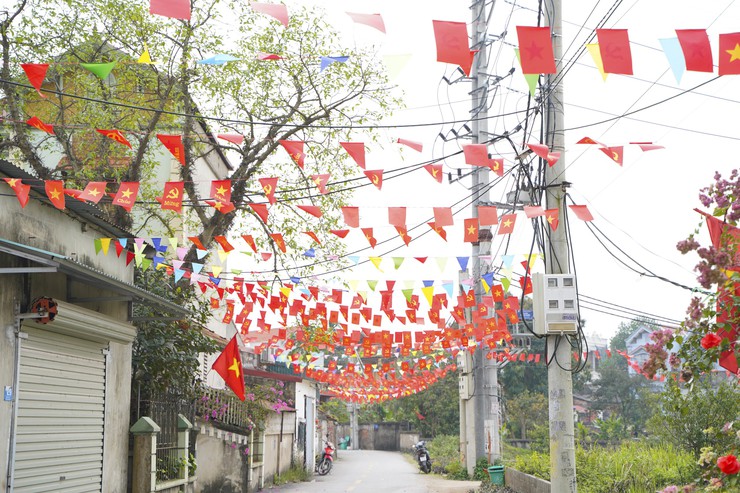 Chuyên Mỹ tích cực trang trí cờ hoa, pano, áp phích tại các điểm bỏ phiếu bầu cử- Ảnh 3.