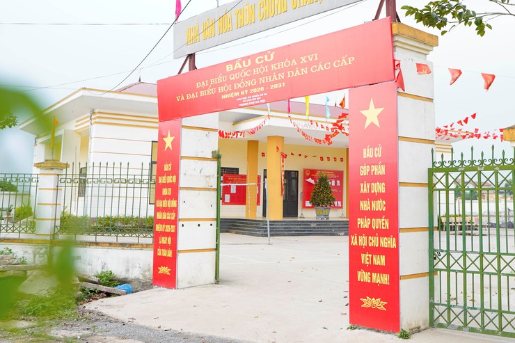 Chuyên Mỹ tích cực trang trí cờ hoa, pano, áp phích tại các điểm bỏ phiếu bầu cử- Ảnh 1.