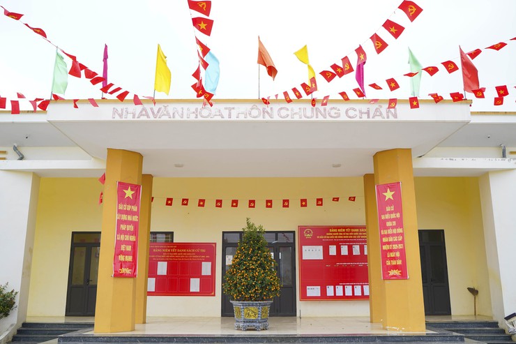 Chuyên Mỹ tích cực trang trí cờ hoa, pano, áp phích tại các điểm bỏ phiếu bầu cử- Ảnh 8.