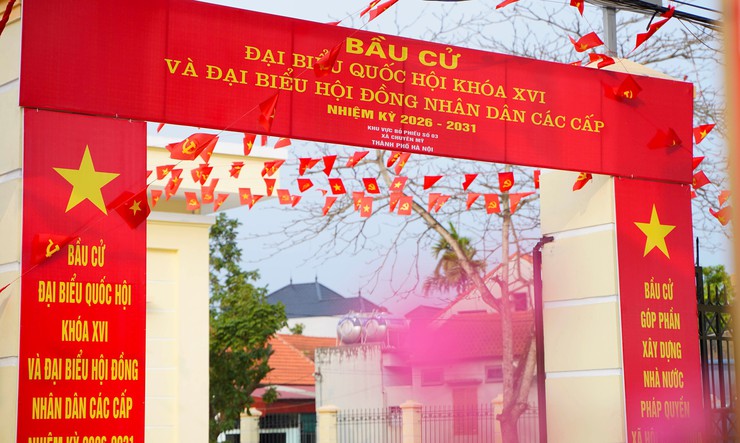 Chuyên Mỹ tích cực trang trí cờ hoa, pano, áp phích tại các điểm bỏ phiếu bầu cử- Ảnh 6.