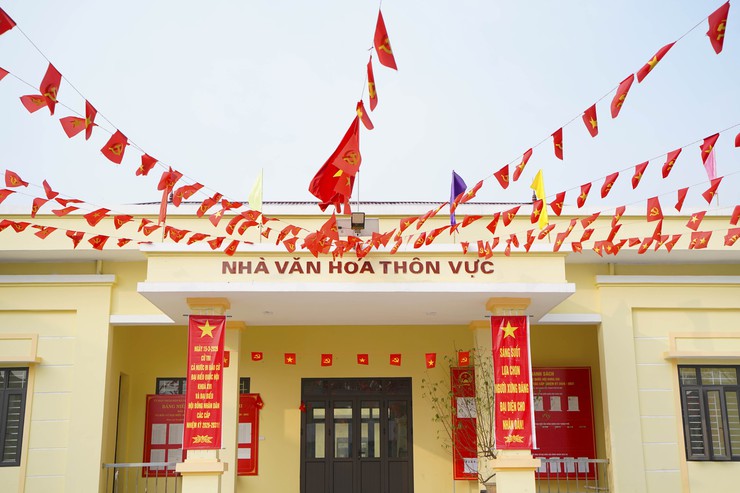 Chuyên Mỹ tích cực trang trí cờ hoa, pano, áp phích tại các điểm bỏ phiếu bầu cử- Ảnh 4.