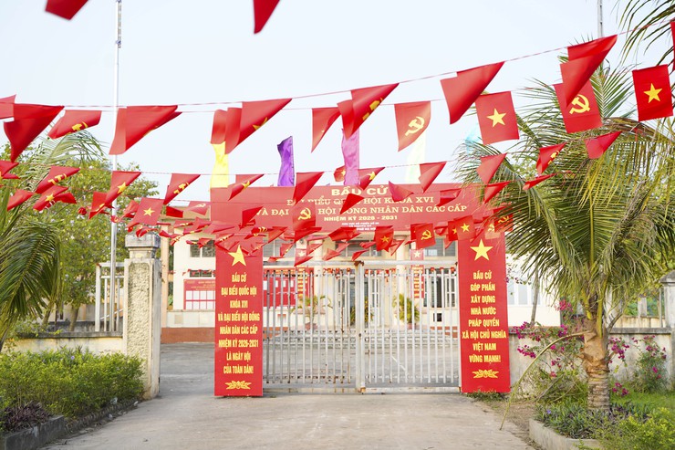 Chuyên Mỹ tích cực trang trí cờ hoa, pano, áp phích tại các điểm bỏ phiếu bầu cử- Ảnh 7.