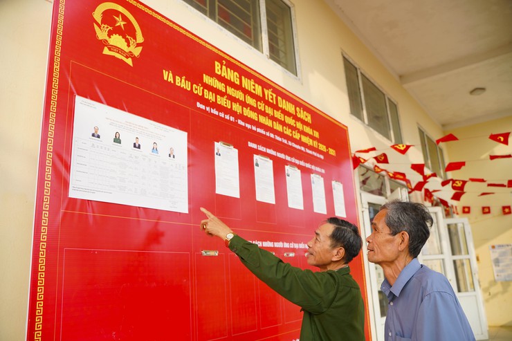 Chuyên Mỹ tích cực trang trí cờ hoa, pano, áp phích tại các điểm bỏ phiếu bầu cử- Ảnh 5.