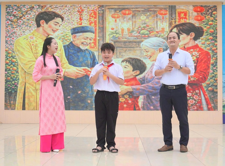 Trường THCS Hữu Bằng, xã Tây Phương tổ chức thành công chuyên đề ngoại khóa Ngữ văn: “Mẹ và tình mẫu tử - Suối nguồn yêu thương”- Ảnh 2.