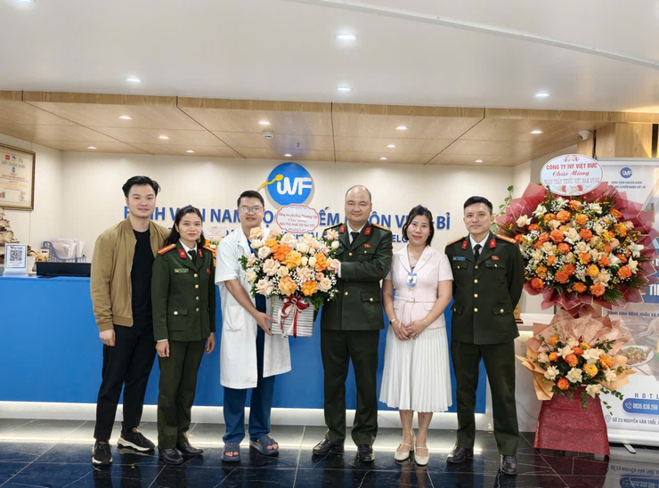Công an phường Phương Liệt tổ chức chúc mừng Ngày Thầy thuốc Việt Nam 27/2 tại các bệnh viên trên địa bàn.- Ảnh 2.