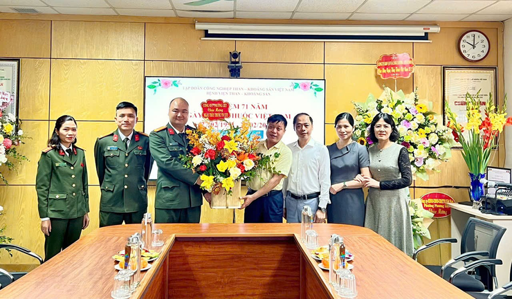 Công an phường Phương Liệt tổ chức chúc mừng Ngày Thầy thuốc Việt Nam 27/2 tại các bệnh viên trên địa bàn.- Ảnh 3.